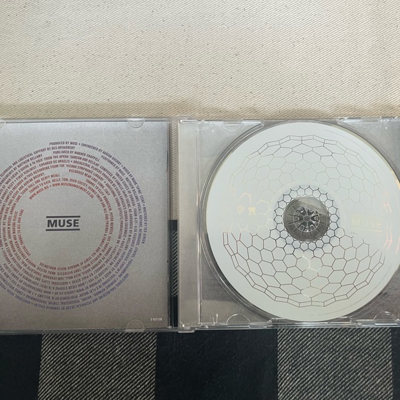 Muse the Resistance - Picture 2 of 5